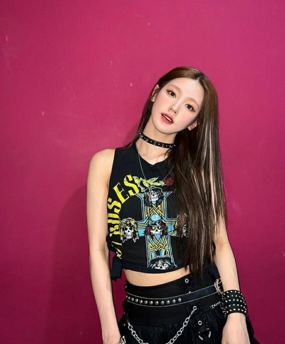 Miyeon of G-IDLE backstage wearing a Guns 'n Roses shirt