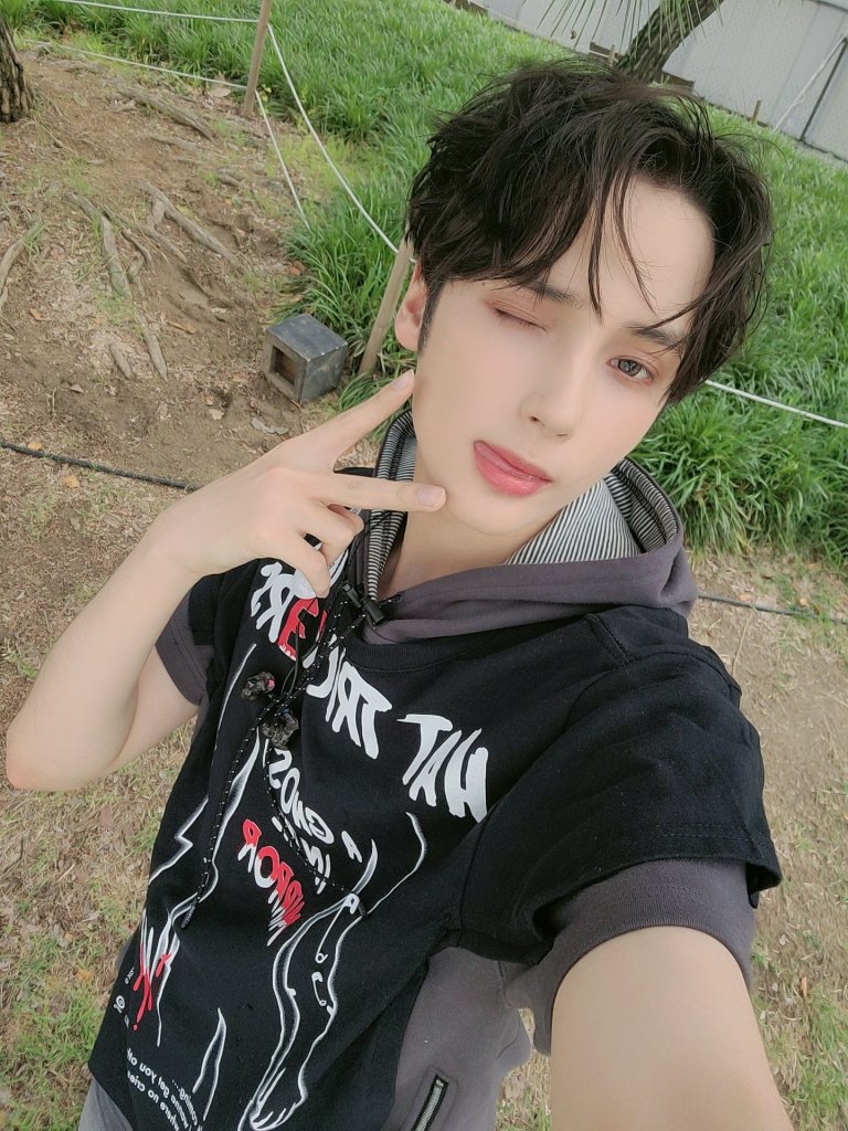 Selfie taken by Huening Kai from TXT in which he is wearing a Hat Trickers shirt