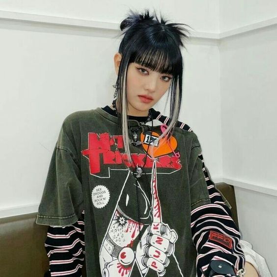 Backstage photo of Minnie of G-IDLE in a t-shirt for the band Hat Trickers